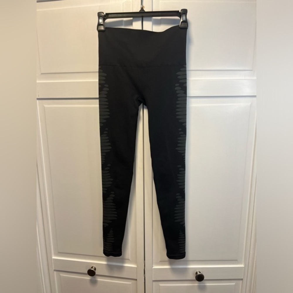 Spanx Look At Me Now Aztec Seamless Leggings Size Women’s Medium Color Black